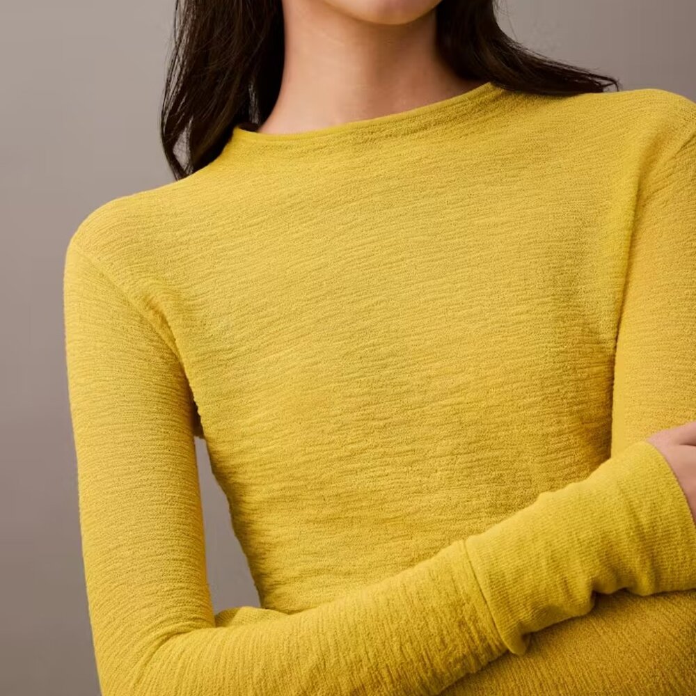 Calvin Klien Textured Slim Mock-Neck T-Shirt. XS